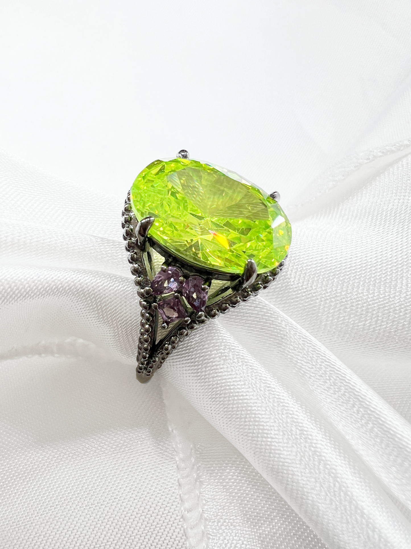 Unique and Limited Edition 925 Sterling Silver Oval Apple Green & Alexandrite Beaded Shank Ring